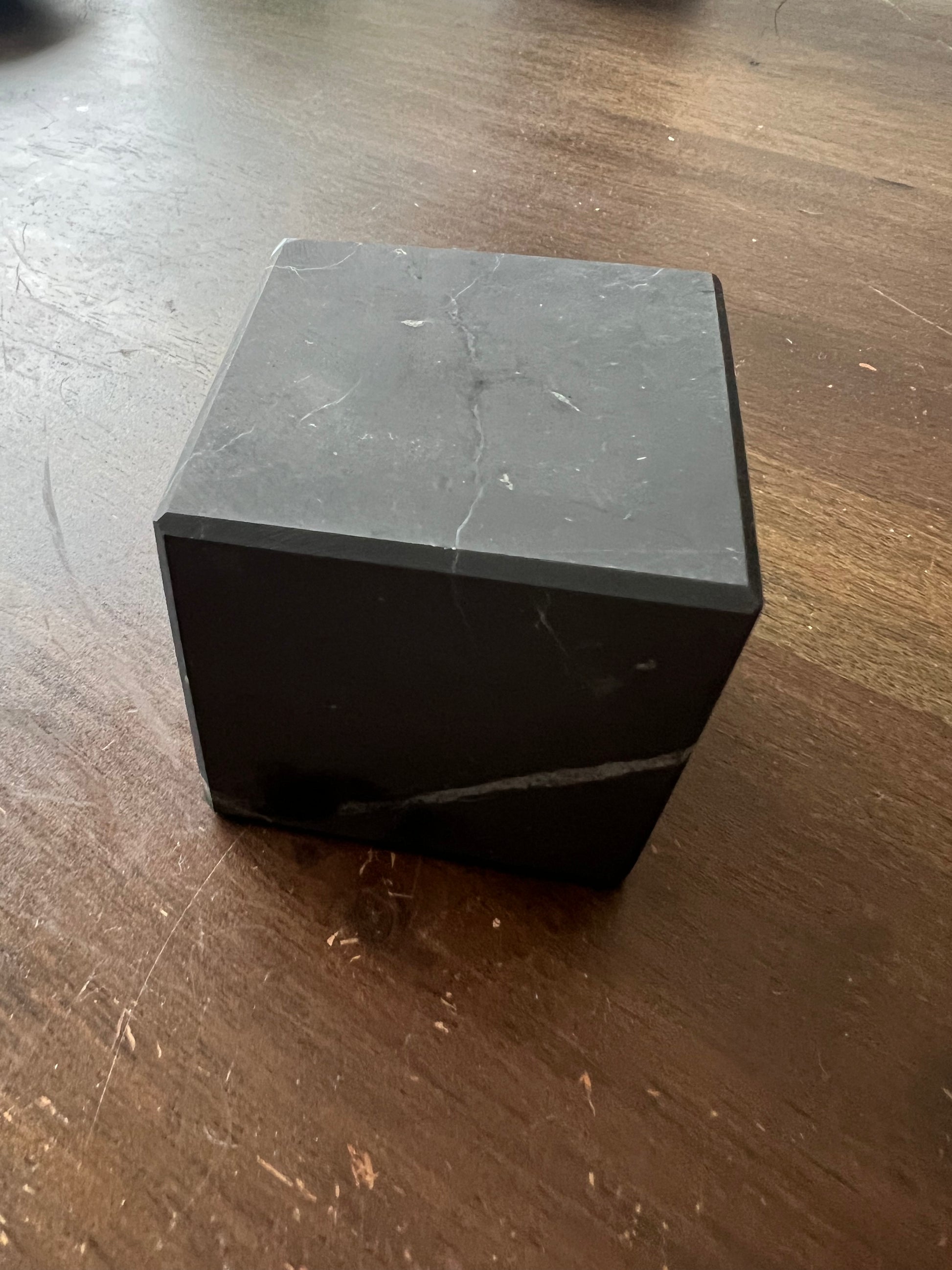 Schungit Würfel – Schutzstein zur Harmonisierung von Raumenergie & Strahlung 🖤 - KLIOlogieSchungit Würfel