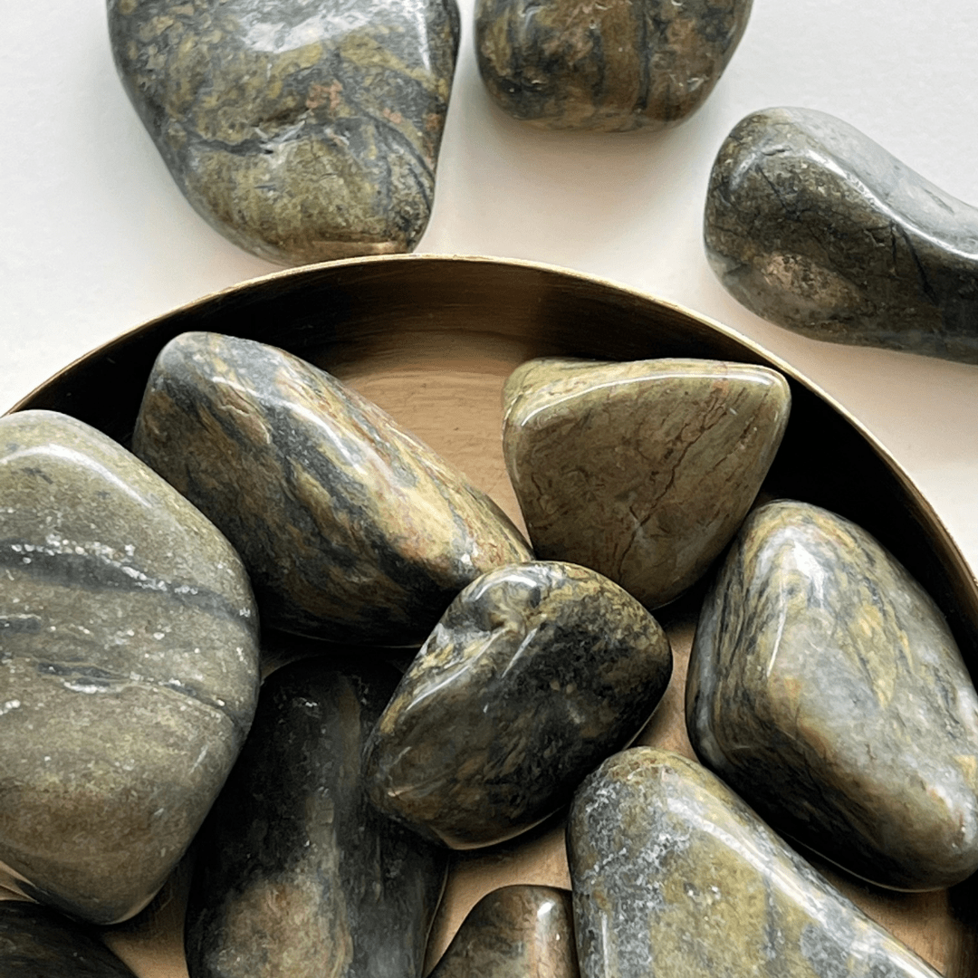 Grüner Jaspis Trommelstein - KLIOlogie