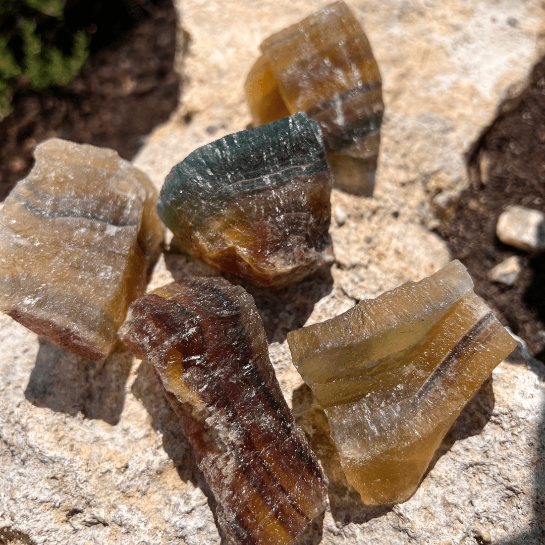 Regenbogen Fluorit Rohstein - KLIOlogie