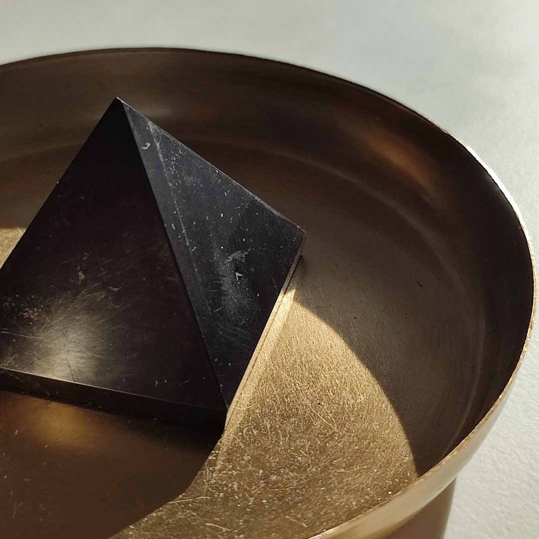 Schungit Pyramide - KLIOlogie