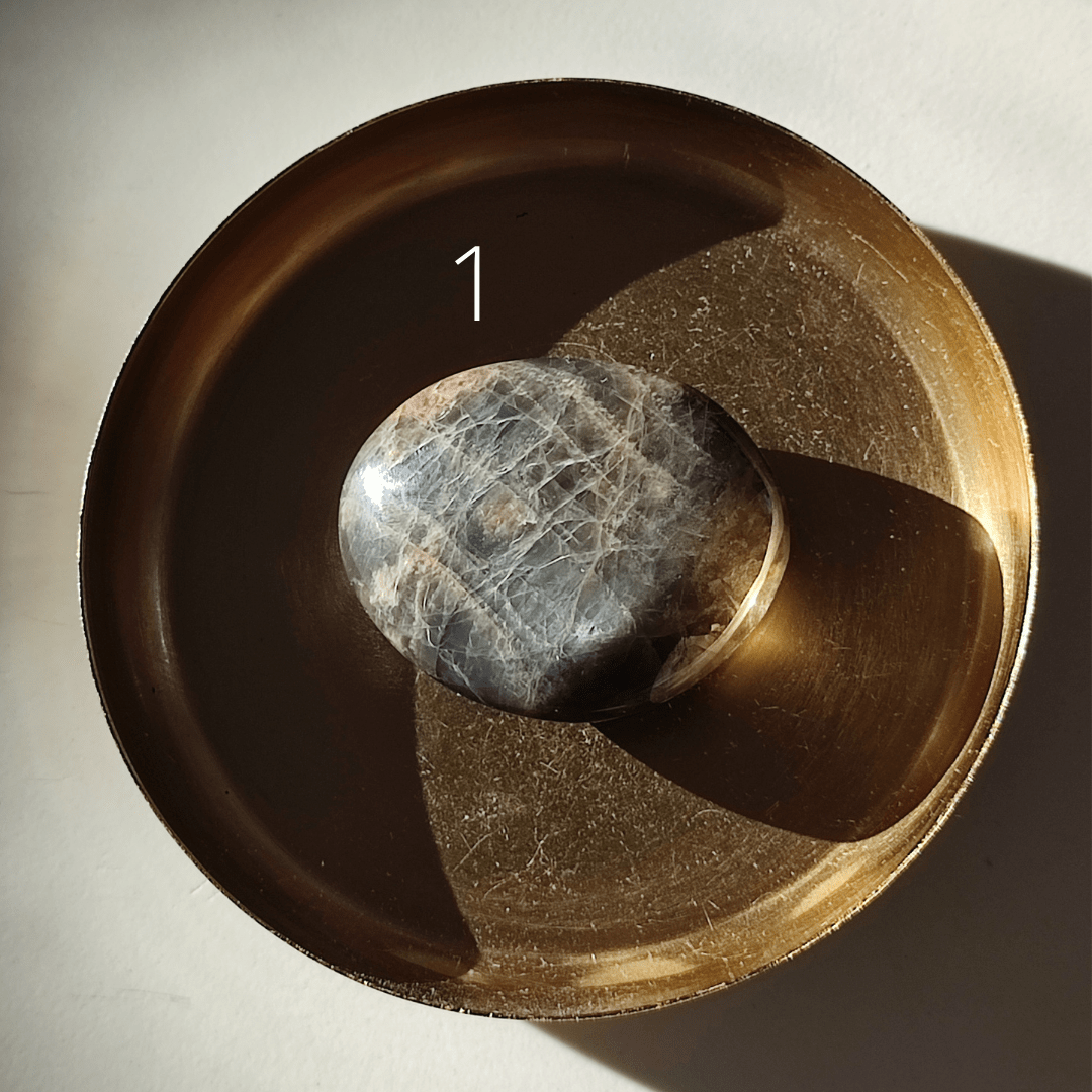 Schwarzer Mondstein Linsenstein - KLIOlogie