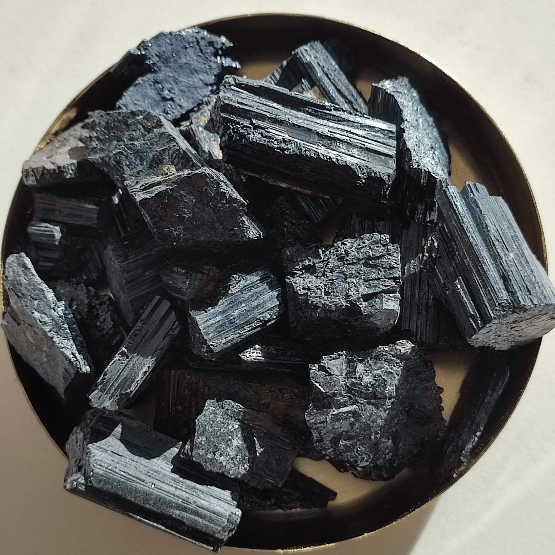 Schwarzer Turmalin Rohstein - KLIOlogie