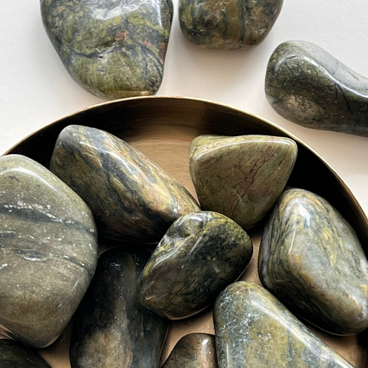 Grüner Jaspis Trommelstein | KLIOlogie