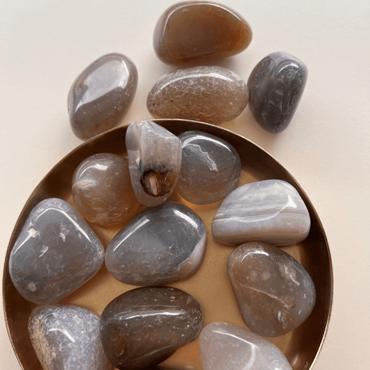 Grauer Achat Trommelstein - KLIOlogie