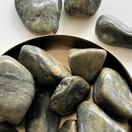 Grüner Jaspis Trommelstein - KLIOlogie