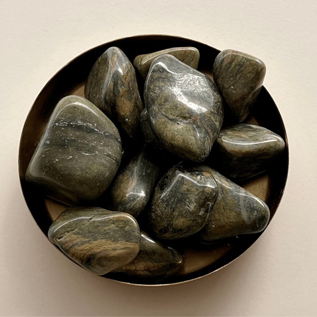 Grüner Jaspis Trommelstein - KLIOlogie