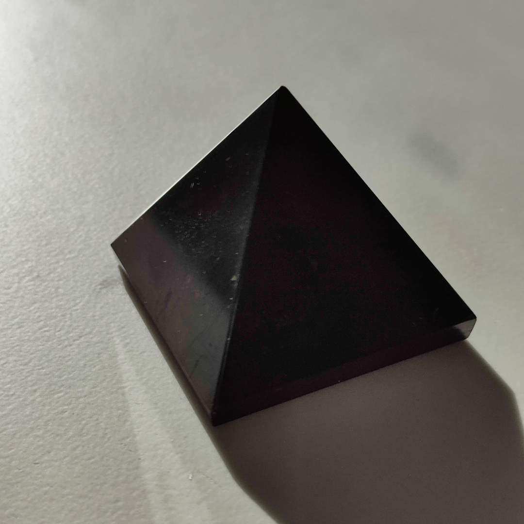 Schungit Pyramide - KLIOlogie