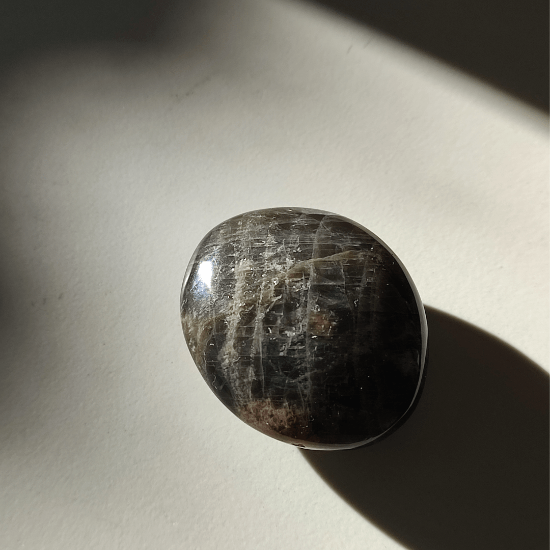 Schwarzer Mondstein Linsenstein - KLIOlogie