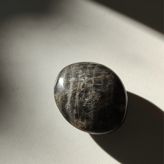 Schwarzer Mondstein Linsenstein - KLIOlogie