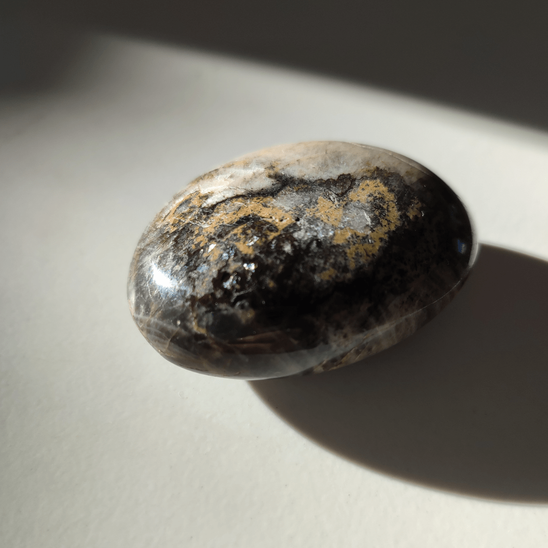 Schwarzer Mondstein Linsenstein - KLIOlogie