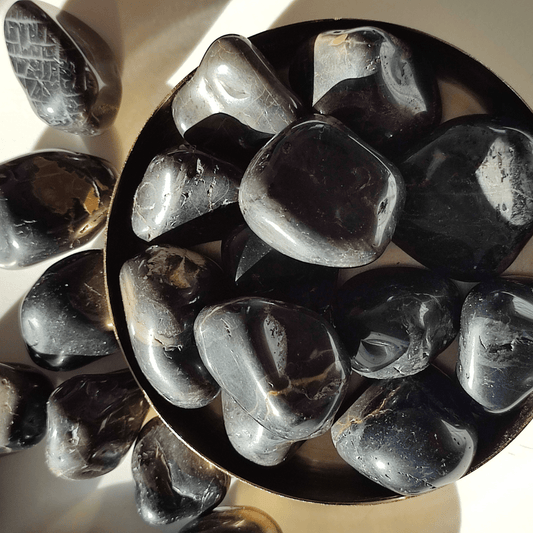 Schwarzer Onyx Trommelstein - KLIOlogie