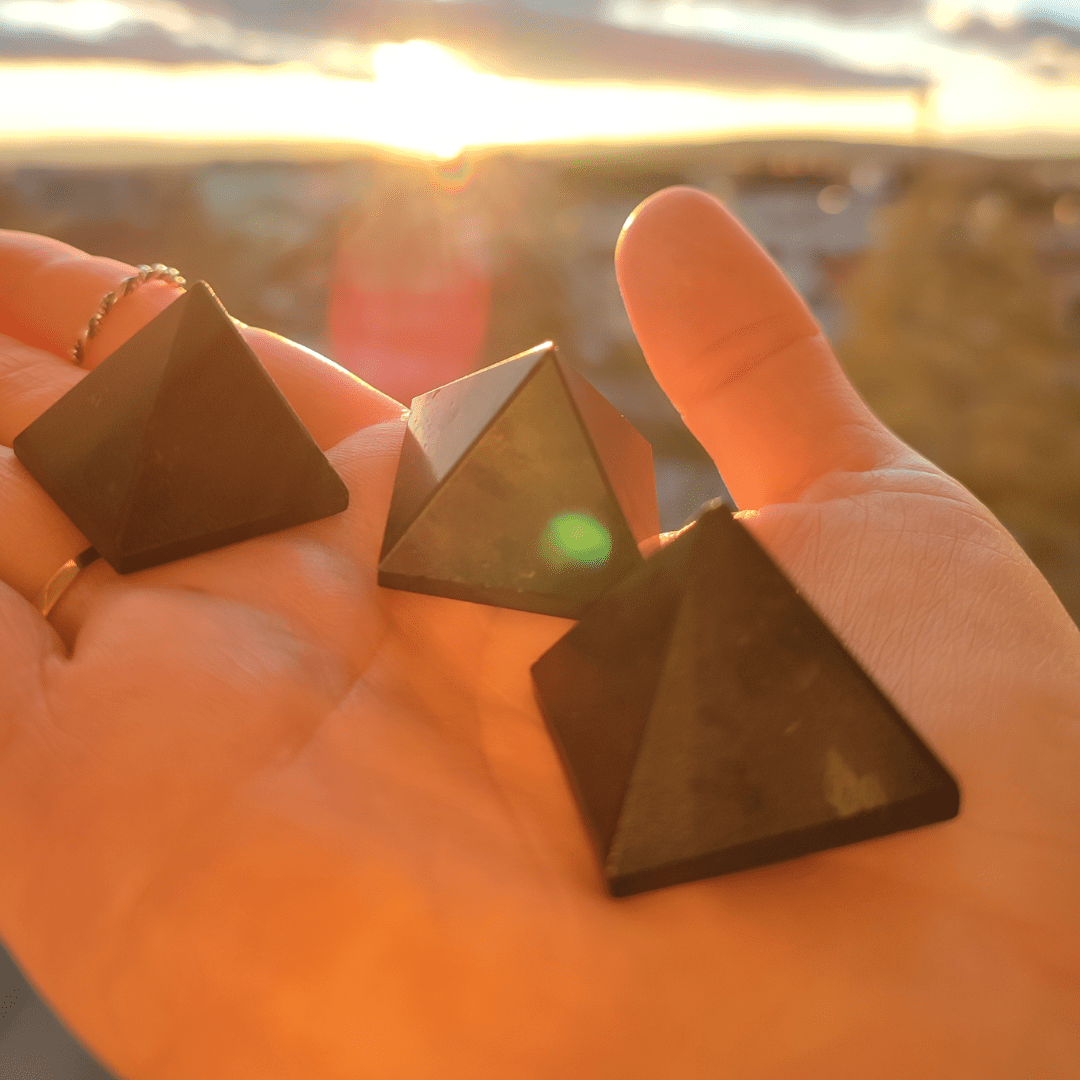 Schwarzer Turmalin Pyramide - KLIOlogie