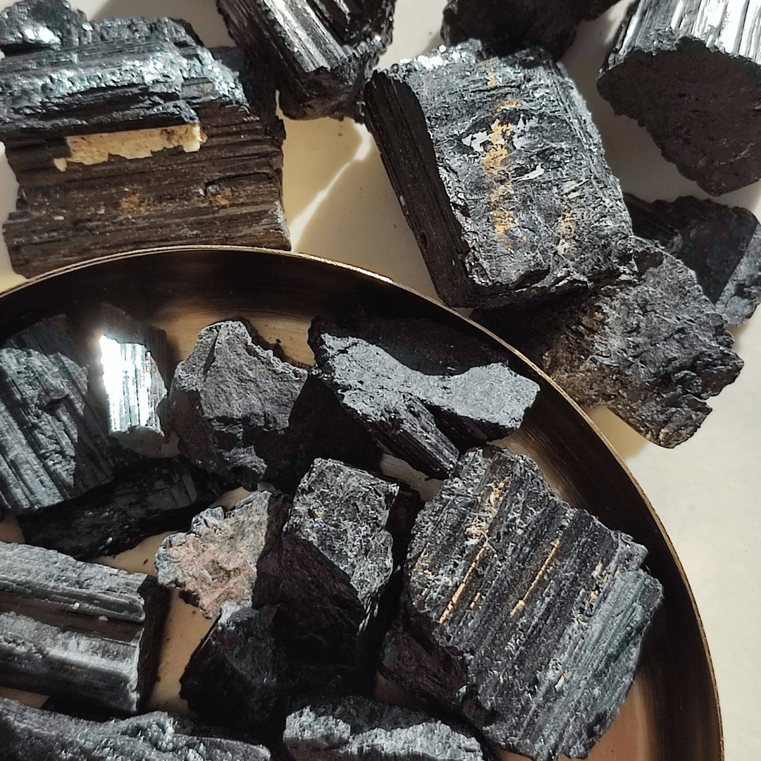 Schwarzer Turmalin Rohstein - KLIOlogie