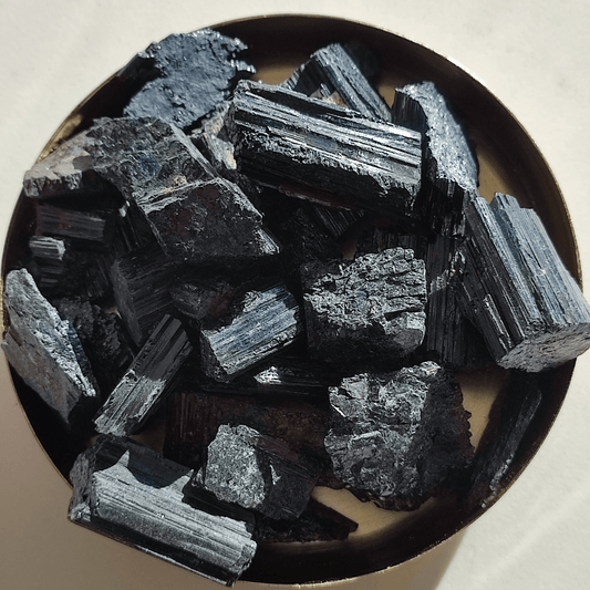 Schwarzer Turmalin Rohstein - KLIOlogie